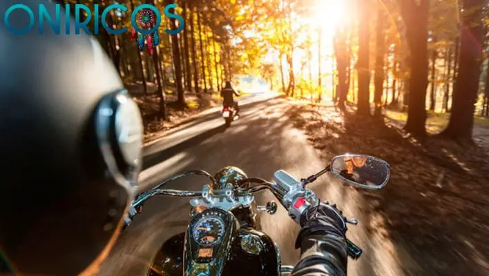 significado de Soñar con viajar por carretera en moto